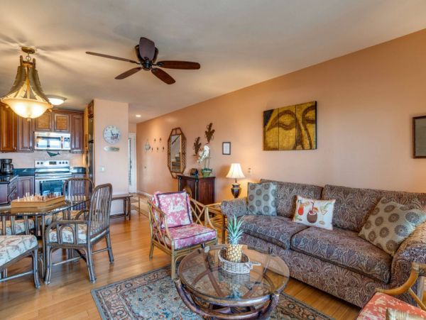 Spacious Two Level 2 Bedroom Condo Steps to the Beach
