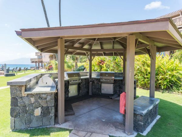 Spacious Two Level 2 Bedroom Condo Steps to the Beach