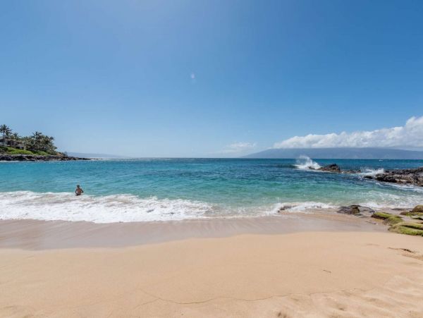 Spacious Two Level 2 Bedroom Condo Steps to the Beach