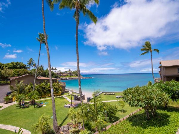Spacious Two Level 2 Bedroom Condo Steps to the Beach