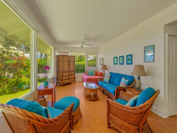 Charming Beachfront Plantation Home & Cottage on Hanalei Bay