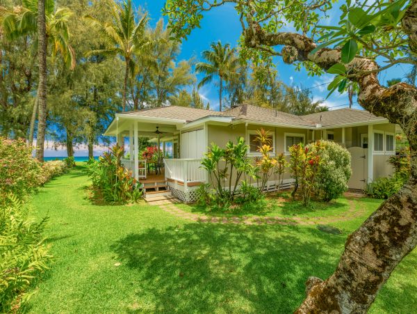 Charming Beachfront Plantation Home & Cottage on Hanalei Bay