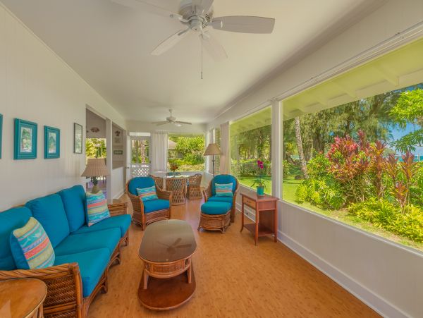Charming Beachfront Plantation Home & Cottage on Hanalei Bay