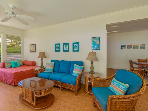 Charming Beachfront Plantation Home & Cottage on Hanalei Bay