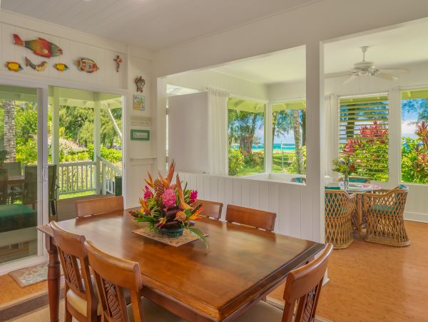 Charming Beachfront Plantation Home & Cottage on Hanalei Bay