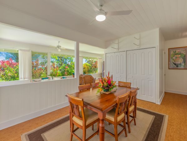 Charming Beachfront Plantation Home & Cottage on Hanalei Bay