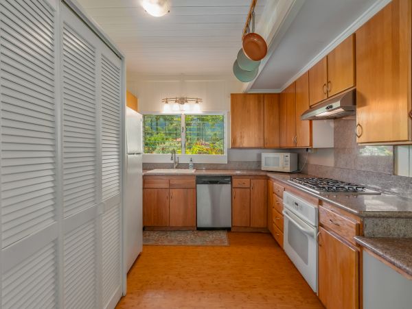 Charming Beachfront Plantation Home & Cottage on Hanalei Bay