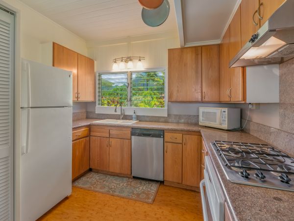 Charming Beachfront Plantation Home & Cottage on Hanalei Bay