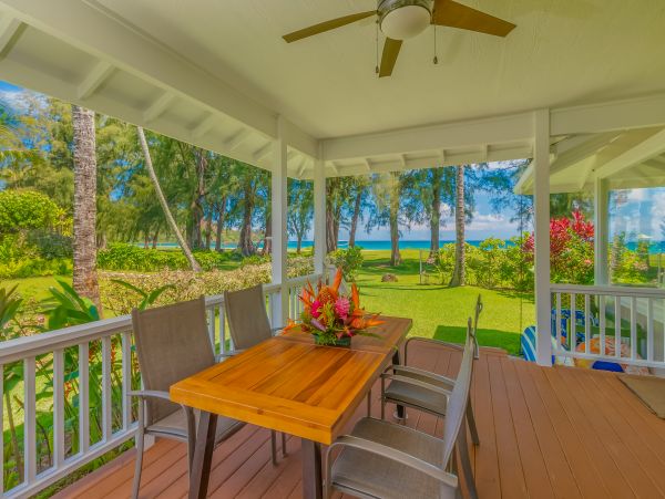 Charming Beachfront Plantation Home & Cottage on Hanalei Bay