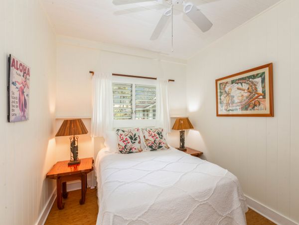 Charming Beachfront Plantation Home & Cottage on Hanalei Bay