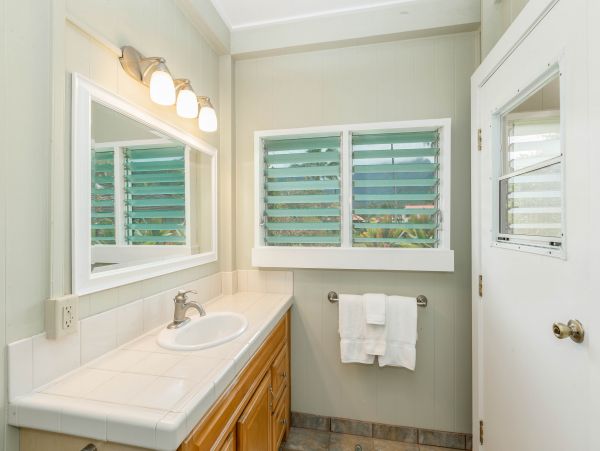 Charming Beachfront Plantation Home & Cottage on Hanalei Bay