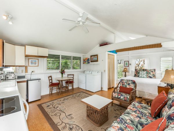 Charming Beachfront Plantation Home & Cottage on Hanalei Bay
