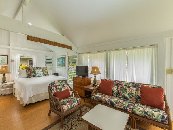 Charming Beachfront Plantation Home & Cottage on Hanalei Bay