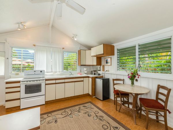 Charming Beachfront Plantation Home & Cottage on Hanalei Bay