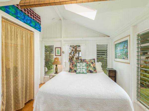 Charming Beachfront Plantation Home & Cottage on Hanalei Bay