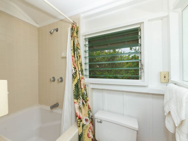 Charming Beachfront Plantation Home & Cottage on Hanalei Bay