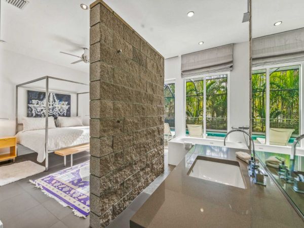 Siesta Key Luxury Home 4 Bedroom Private Caged Lap Pool