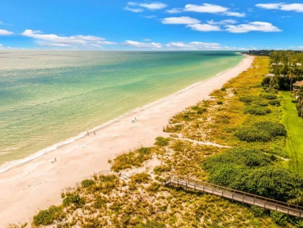 Two Bedroom Vacation Condo in Longboat Key Walk To Beach