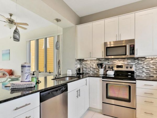 Two Bedroom Vacation Condo in Longboat Key Walk To Beach
