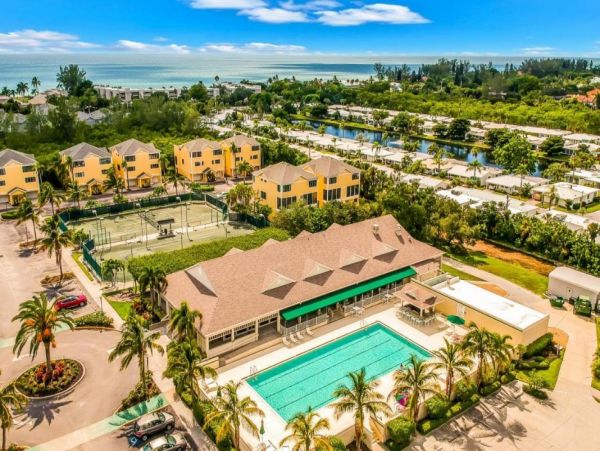 Two Bedroom Vacation Condo in Longboat Key Walk To Beach