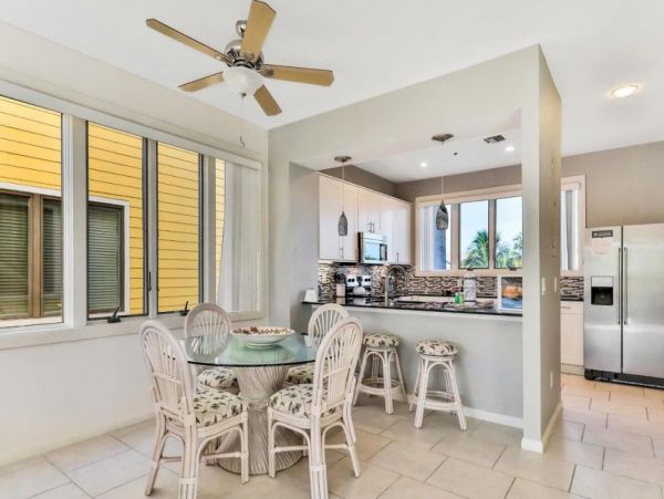 Two Bedroom Vacation Condo in Longboat Key Walk To Beach