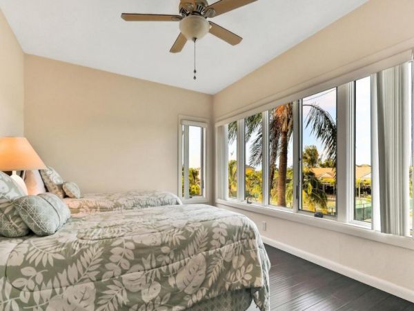Two Bedroom Vacation Condo in Longboat Key Walk To Beach