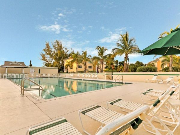 Two Bedroom Vacation Condo in Longboat Key Walk To Beach