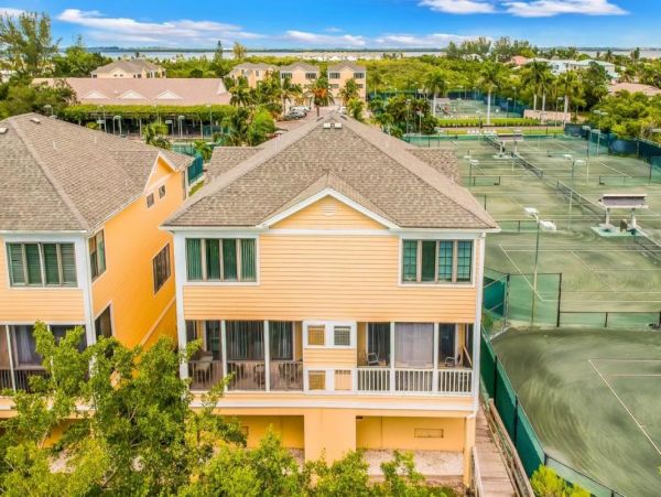 Two Bedroom Vacation Condo in Longboat Key Walk To Beach