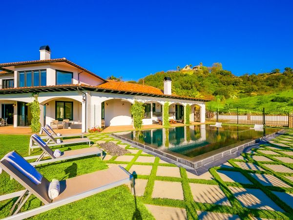 Malibu 6 Bedroom Luxury Pool Home & Beautiful Mountain View