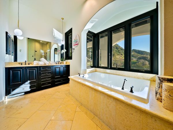 Malibu 6 Bedroom Luxury Pool Home & Beautiful Mountain View