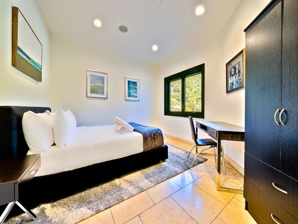 Malibu 6 Bedroom Luxury Pool Home & Beautiful Mountain View