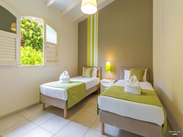 Martinique Home 980546