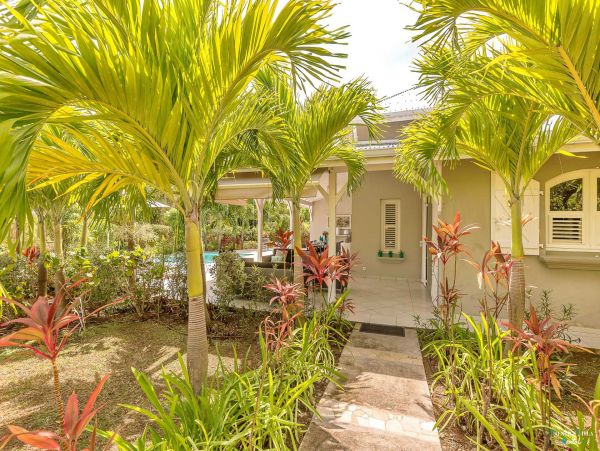 Martinique Home 980546