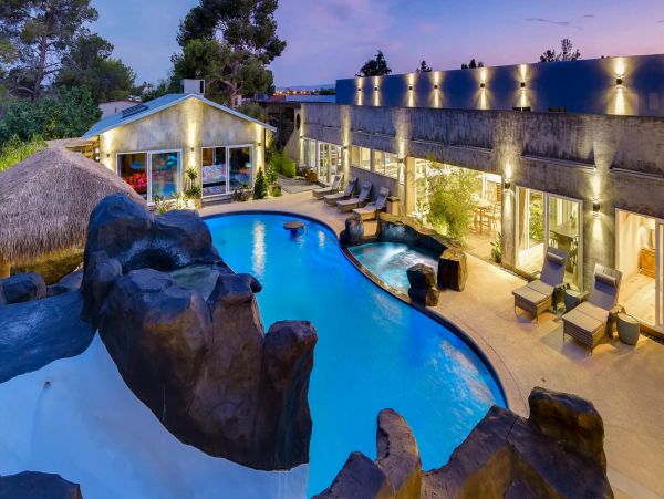 Luxury Twelve Bedrooms Las Vegas Vacation Home with Pool
