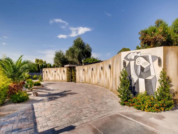 Luxury Twelve Bedrooms Las Vegas Vacation Home with Pool