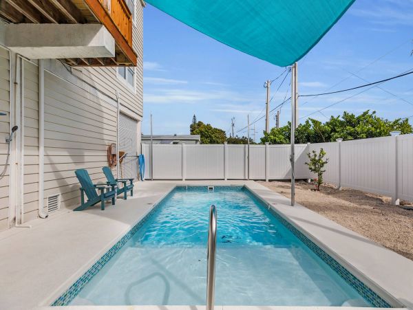 Canalfront Lovely Vacation Home in Marathon Sleeps 8