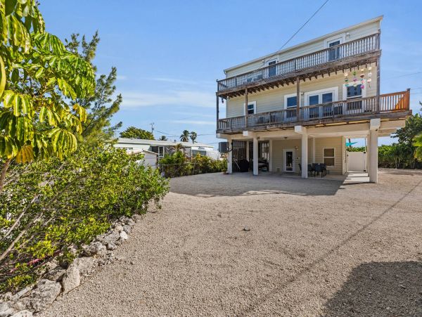 Canalfront Lovely Vacation Home in Marathon Sleeps 8