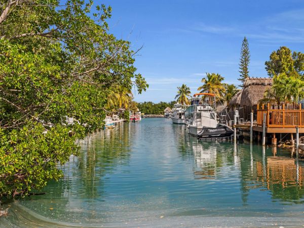 Canalfront Lovely Vacation Home in Marathon Sleeps 8