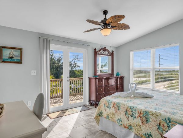 Canalfront Lovely Vacation Home in Marathon Sleeps 8