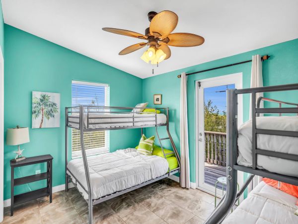 Canalfront Lovely Vacation Home in Marathon Sleeps 8