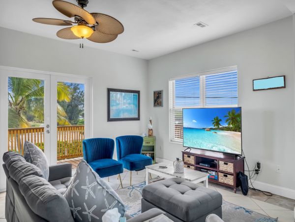 Canalfront Lovely Vacation Home in Marathon Sleeps 8