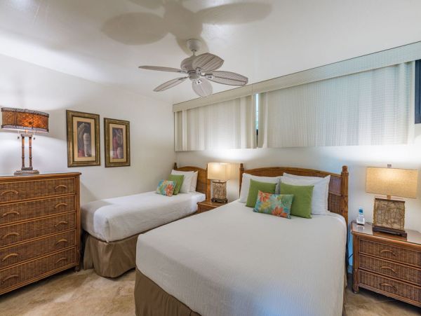 On Beach 2 Bedroom Condo Communal Pool Spa & Tennis Court.
