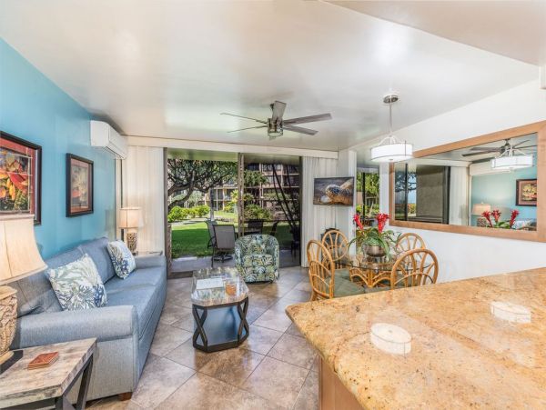 On Beach 2 Bedroom Condo Communal Pool Spa & Tennis Court.