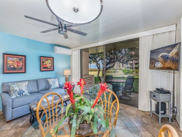 On Beach 2 Bedroom Condo Communal Pool Spa & Tennis Court.