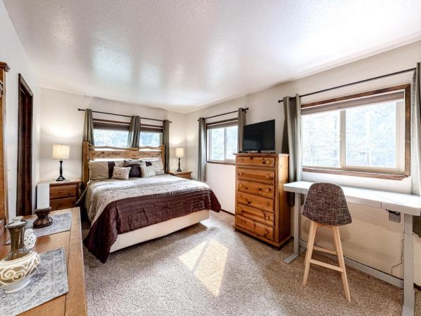 Four Bedroom Cabin in South Lake Tahoe Sleeps 10