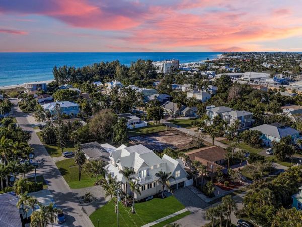 Holmes Beach Luxury Vacation Rental Four Bedrooms with Guest Suite