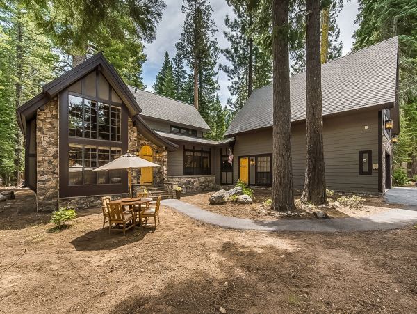South Lake Tahoe 3 Bedroom Home with Loft Sleeps 10