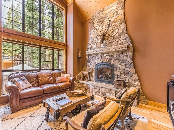 South Lake Tahoe 3 Bedroom Home with Loft Sleeps 10