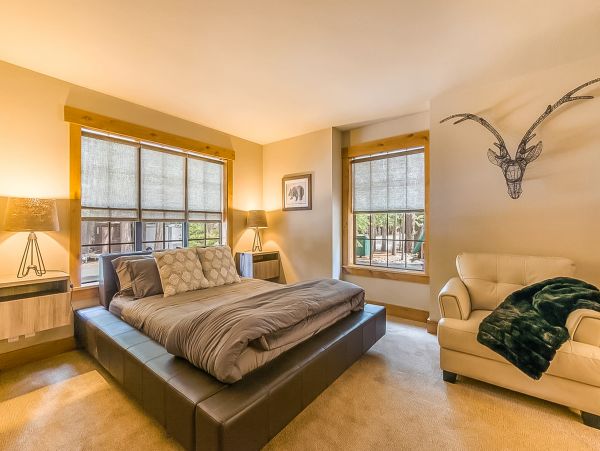 South Lake Tahoe 3 Bedroom Home with Loft Sleeps 10