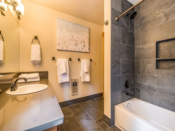 South Lake Tahoe 3 Bedroom Home with Loft Sleeps 10